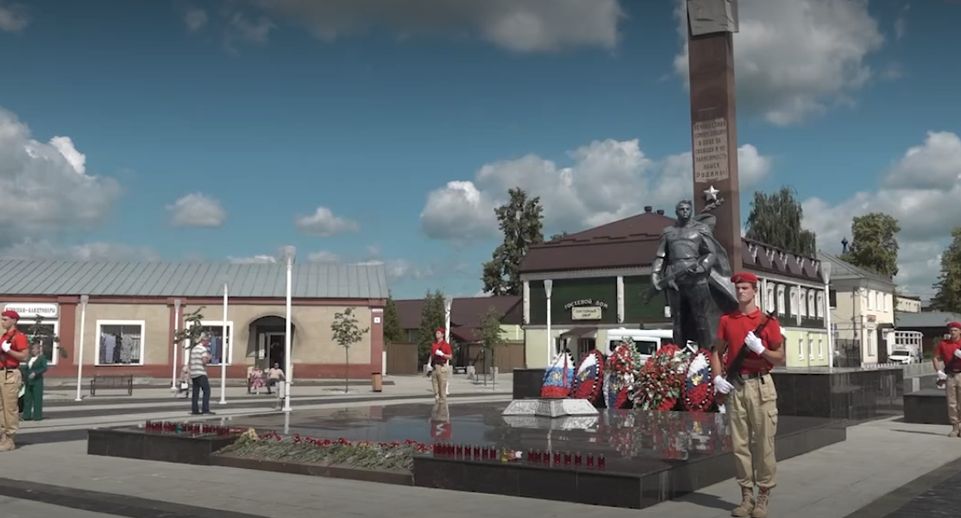 Выпускники танкового училища возложили цветы к мемориалу в Зарайске