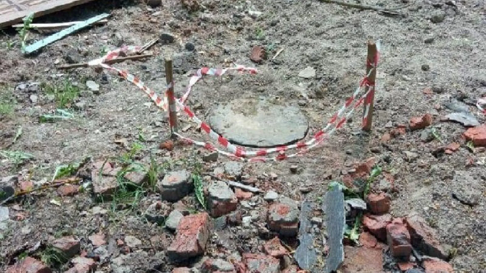 Неизвестные дважды украли люки с канализационного колодца в Хотьково
