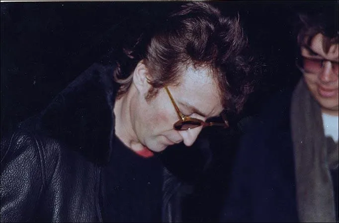 Леннон дает автограф своему убийце Марку Чепмену (справа)