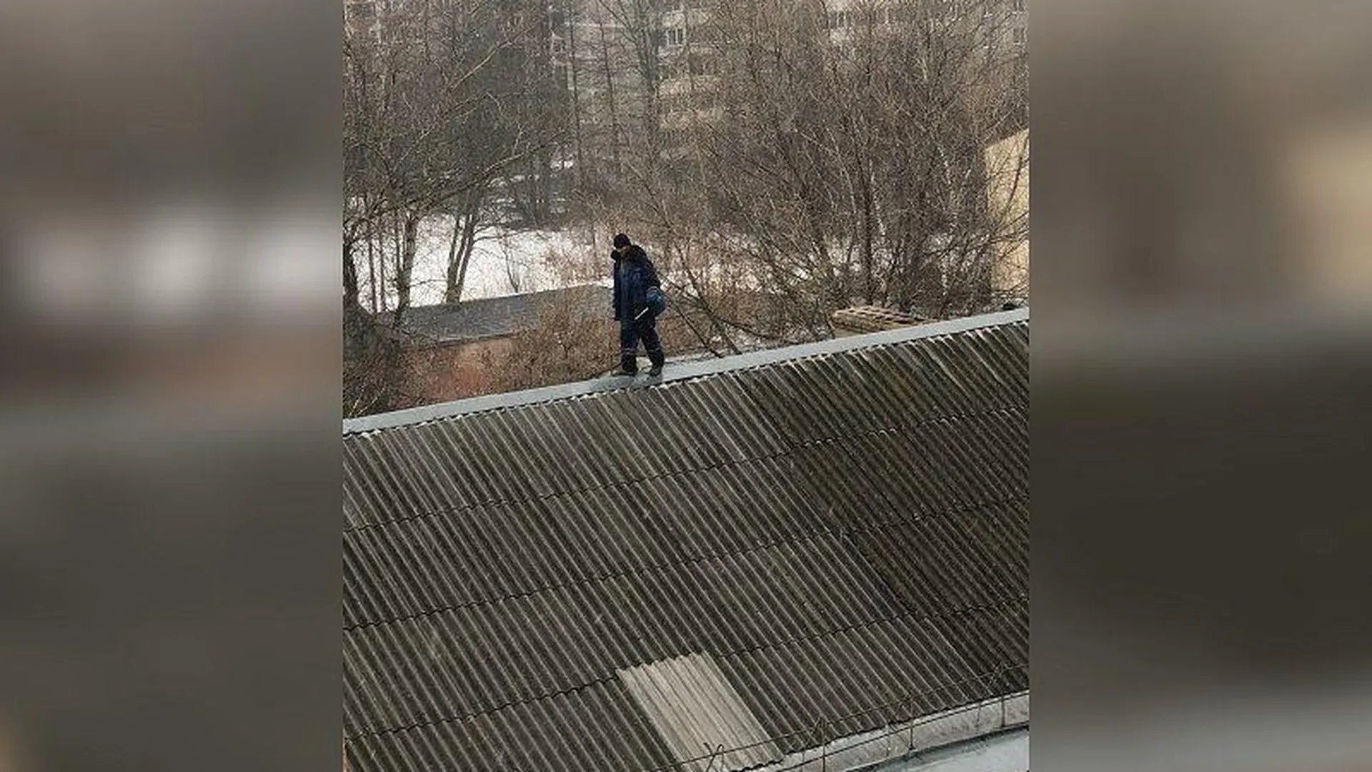 Рабочий из Подольска забрался на крышу дома без страховки