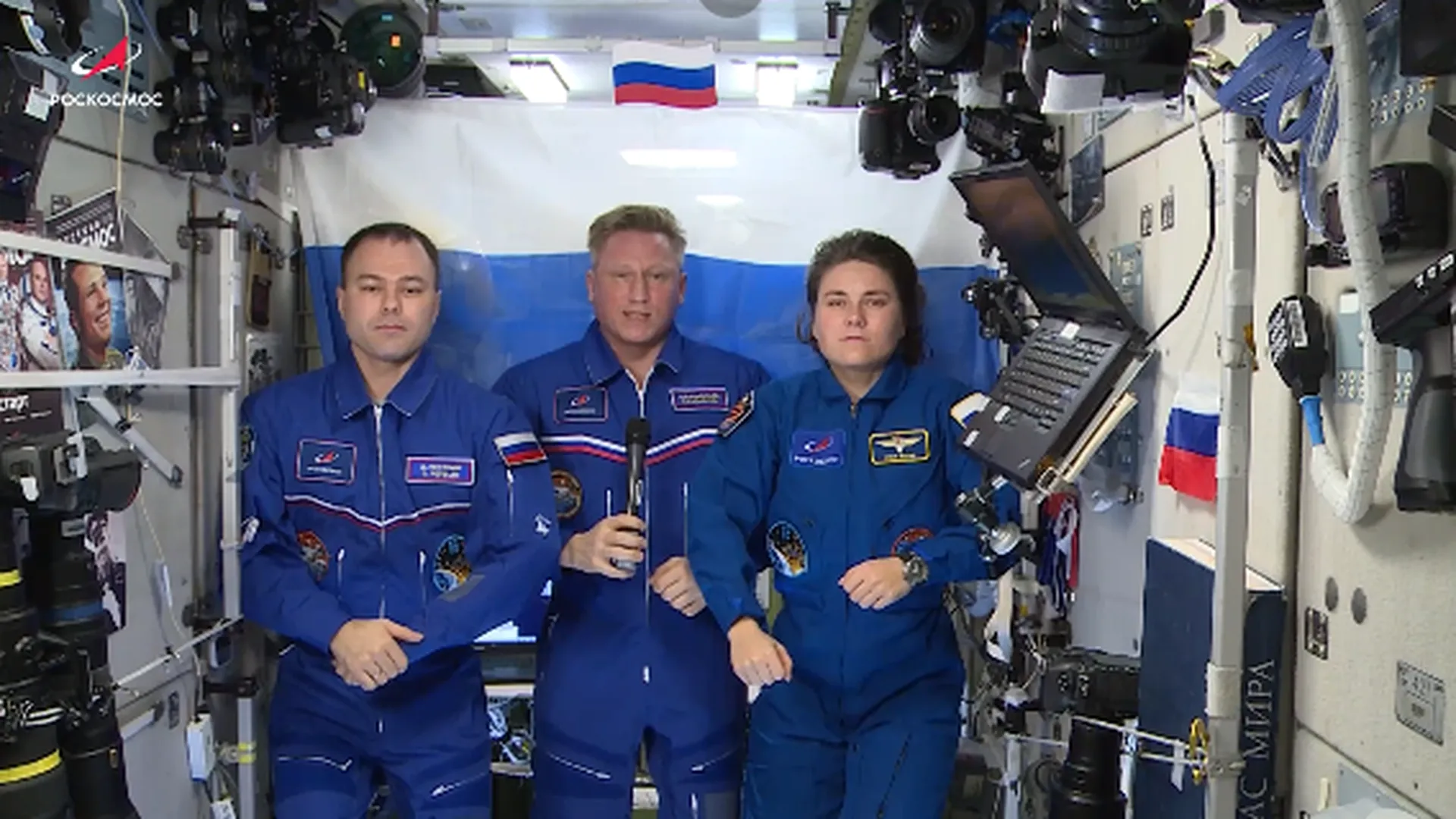 Российские космонавты записали обращение с Днем Конституции