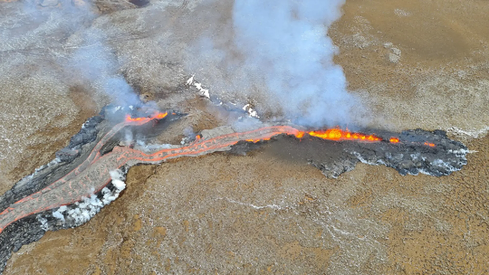 Рядом с вулканом в Исландии образовалась новая трещина. Фото