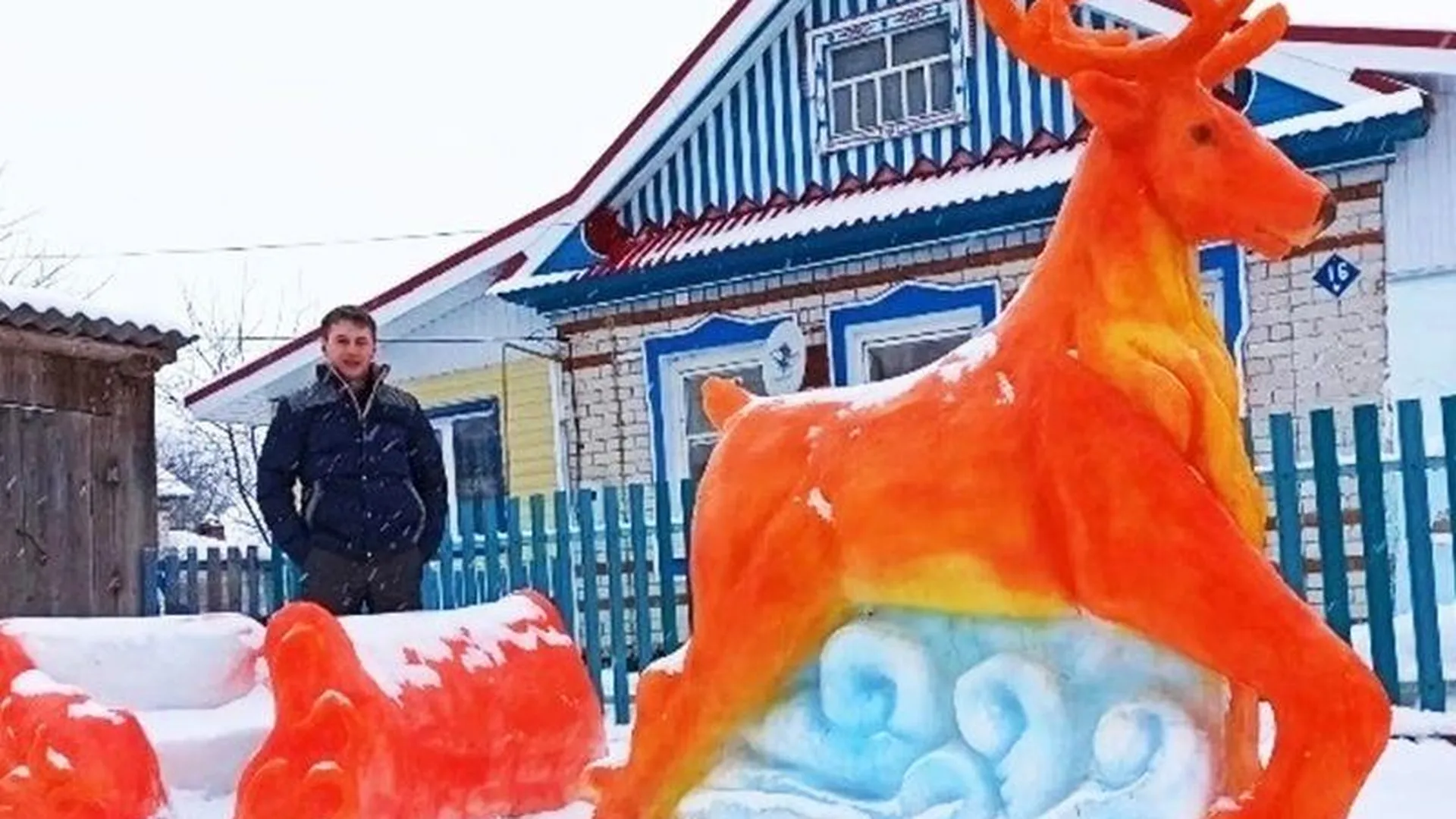 Жители деревни Большая Мушка Республики Марий Эл создали красочные скульптуры из снега