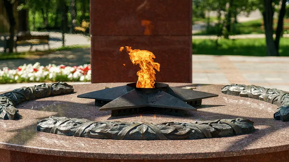 Мужчина осквернил мемориал Вечного огня в Новгородской области