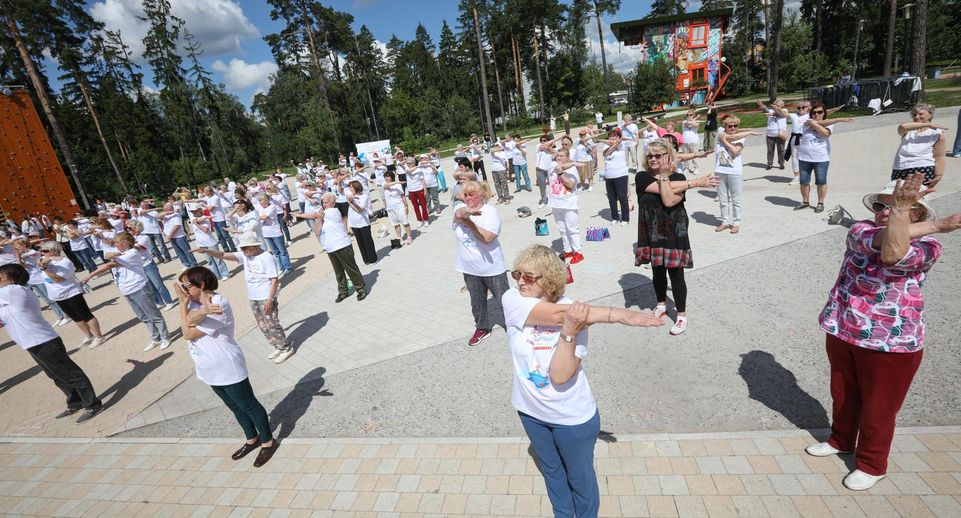 Спортивная акция «Зарядка долголетов» прошла в Пестовском парке в Балашихе