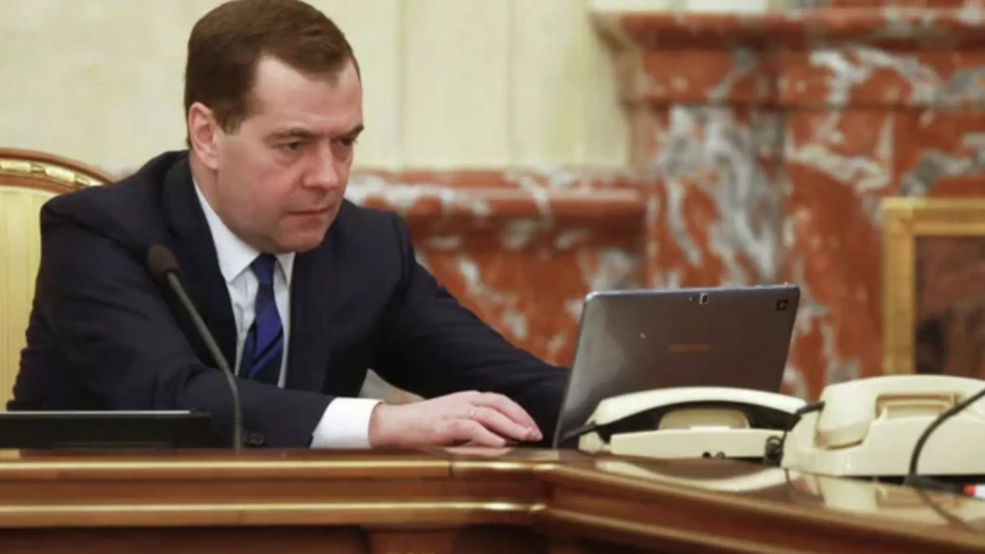 Фейк: Медведев объявил о введении в России военного положения