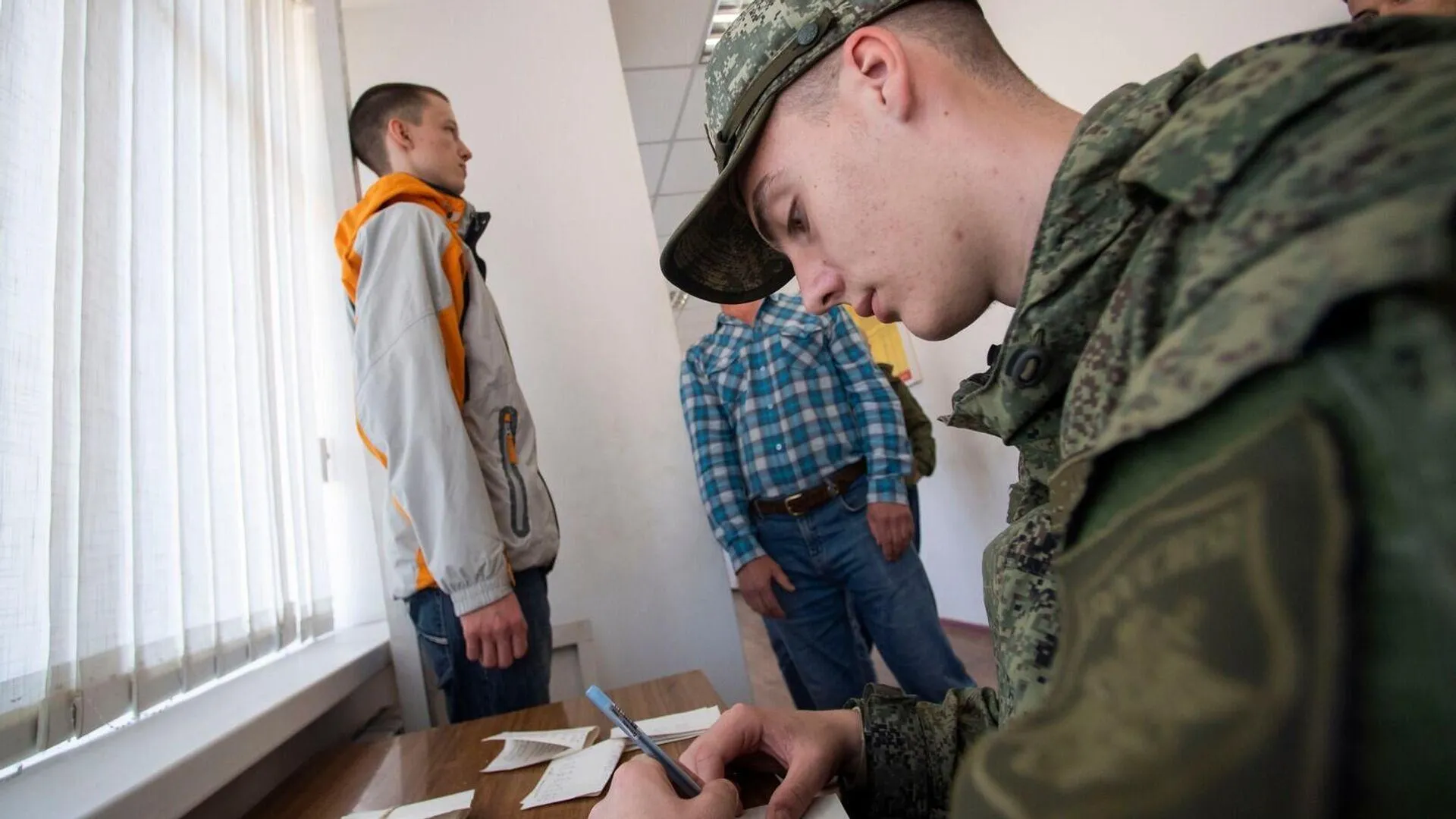 Военные контракты подписали 270 тысяч человек за последние полгода — Путин