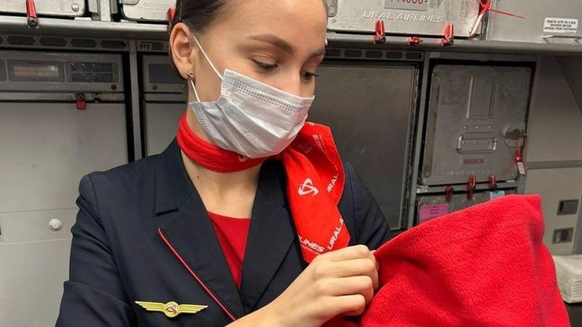 Экипаж российской авиакомпании принял роды на борту самолета