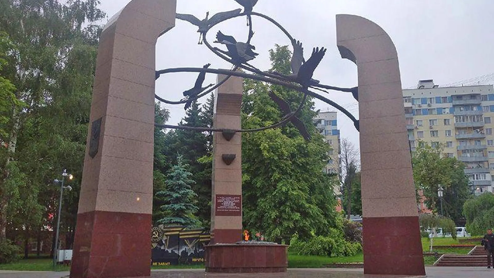 Скульптуры Александра Рожникова на Аллее Славы в Видном