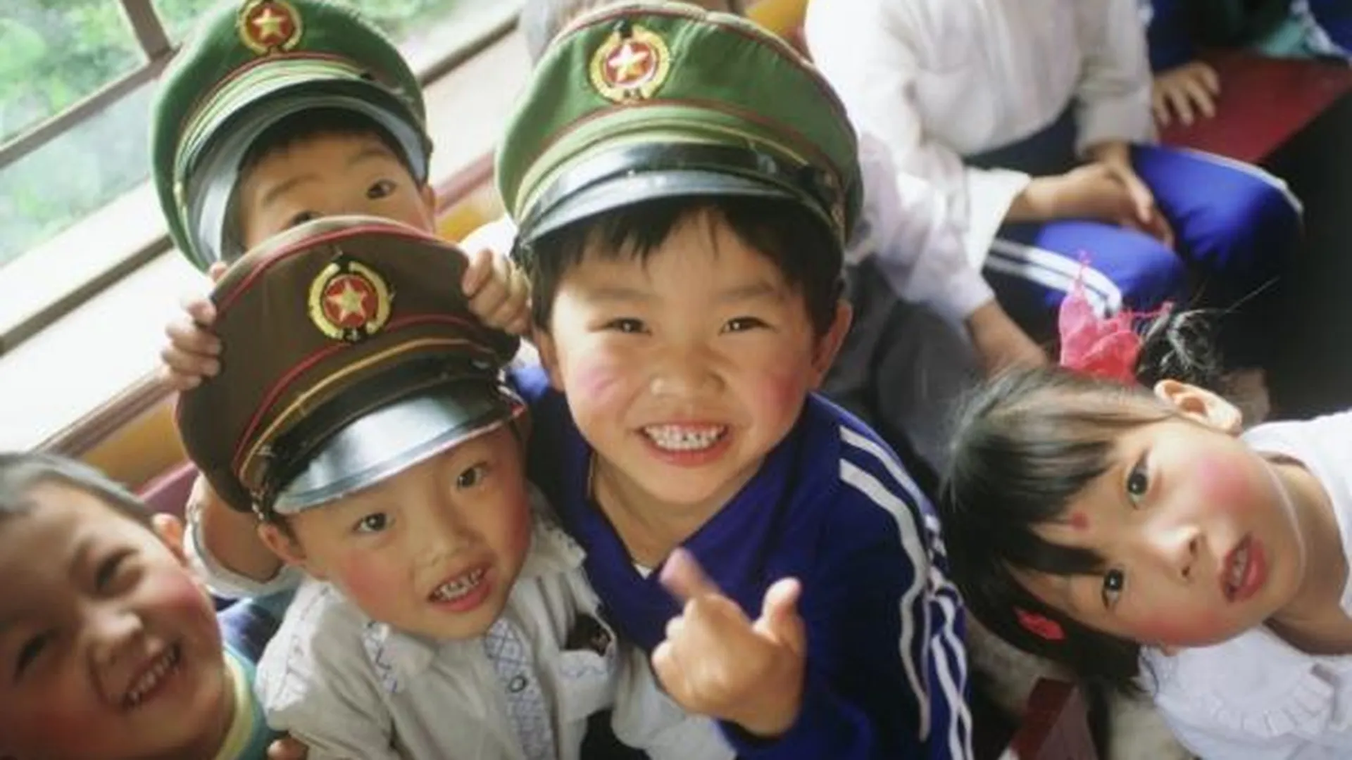 Китайский мальчик все лето играл на планшете и получил косоглазие