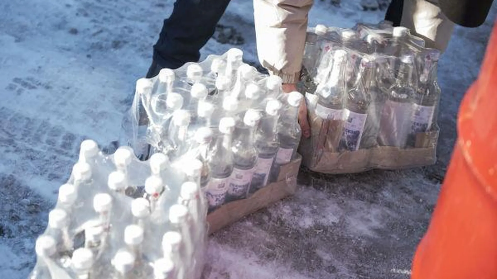 На складе в Черноголовке нашли 50 тысяч бутылок с нелегальной водкой