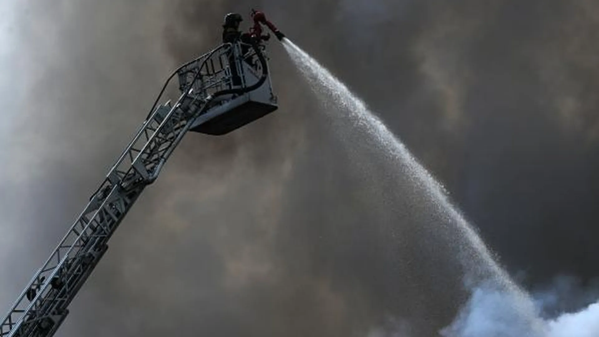 Более 300 человек привлечено к тушению пожара на заводе в Тольятти