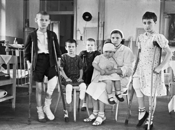 Раненые и искалеченные дети в палате Ленинградского государственного педиатрического института