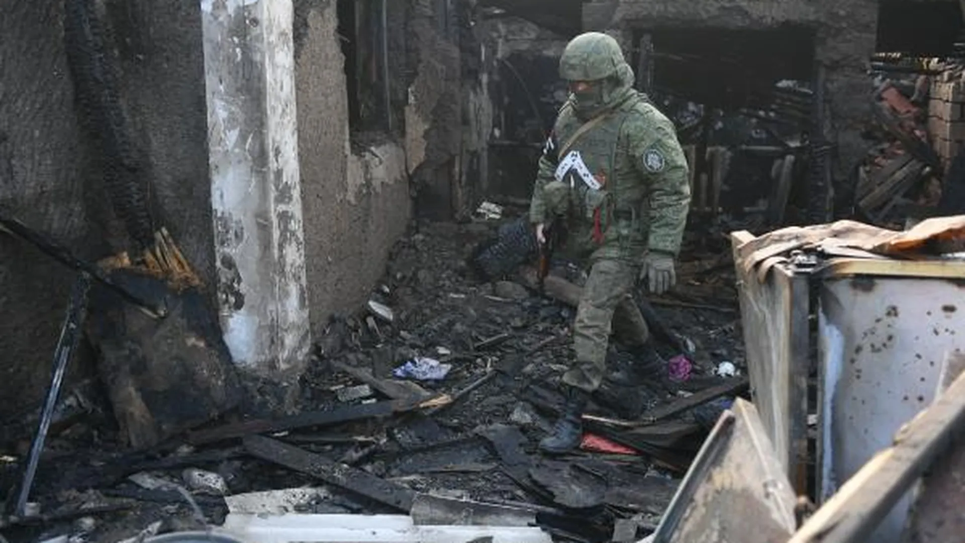 Сотрудник Следственного комитета фиксирует последствия обстрелов в Донецке