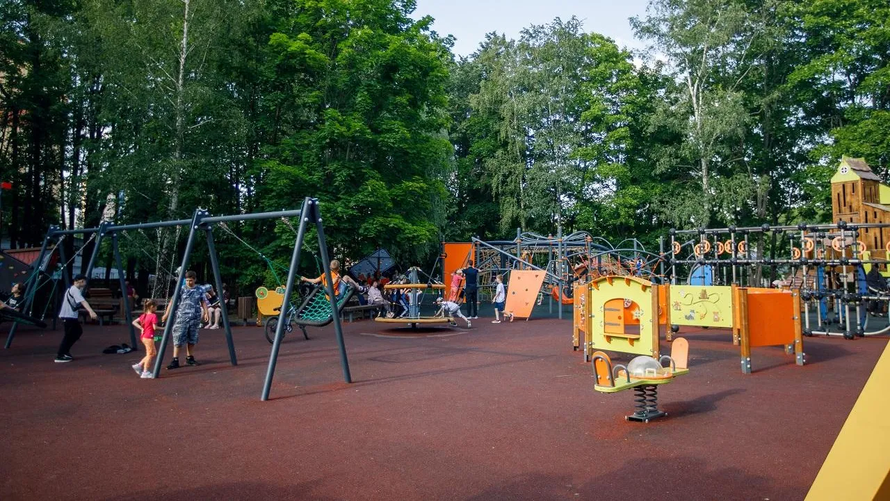 Почти 700 детских игровых площадок благоустроят в Подмосковье в этом году