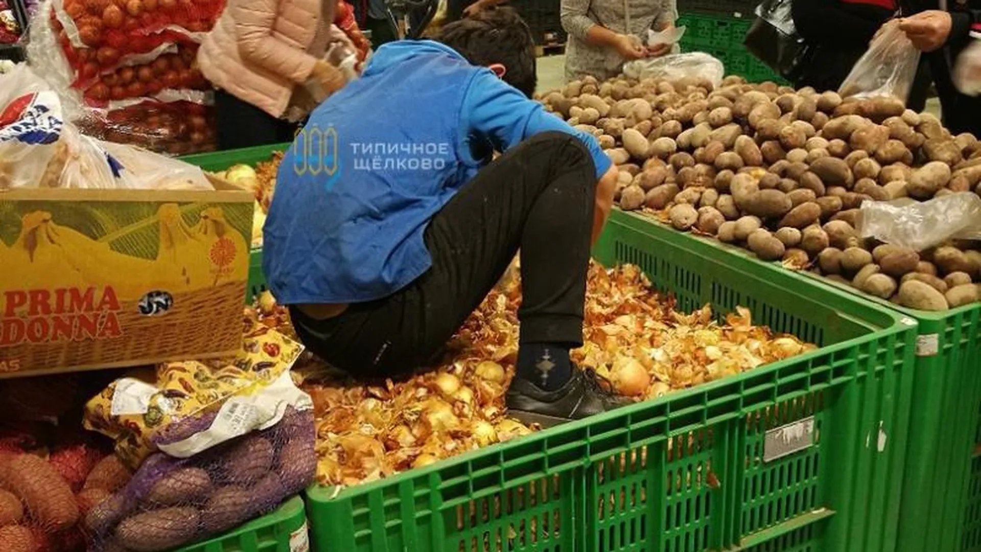 Сотрудник супермаркета в Щелкове встал ногами на продукты
