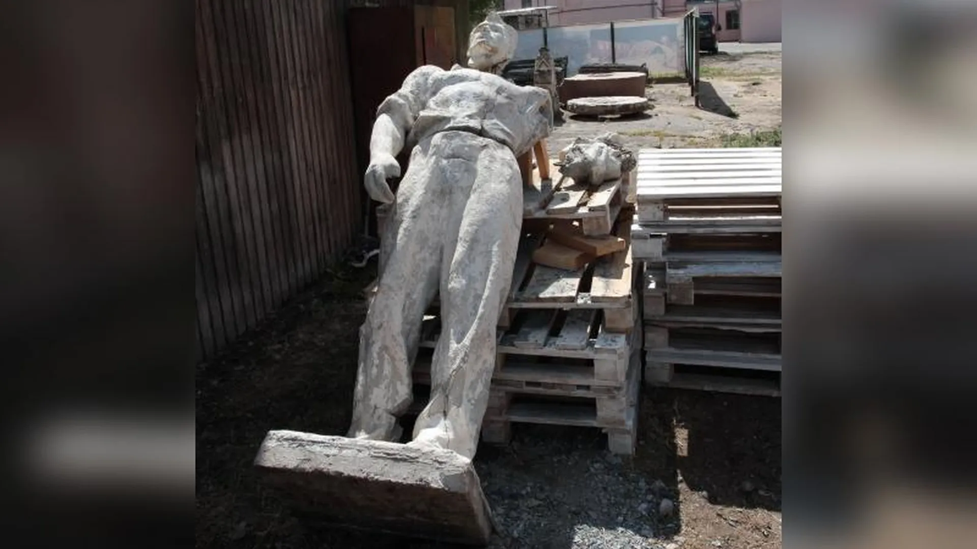 Считавшуюся утраченной скульптуру рабочего отреставрируют в Серпухове