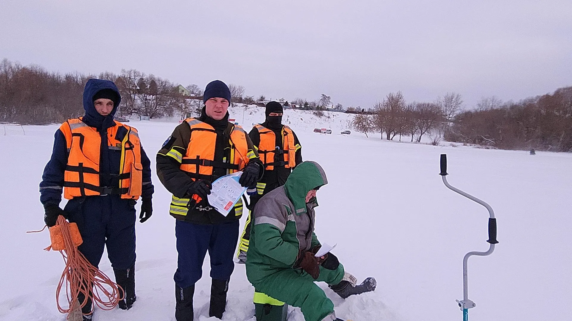 Подмосковные спасатели в Коломне напомнили рыбакам о безопасном поведении на льду