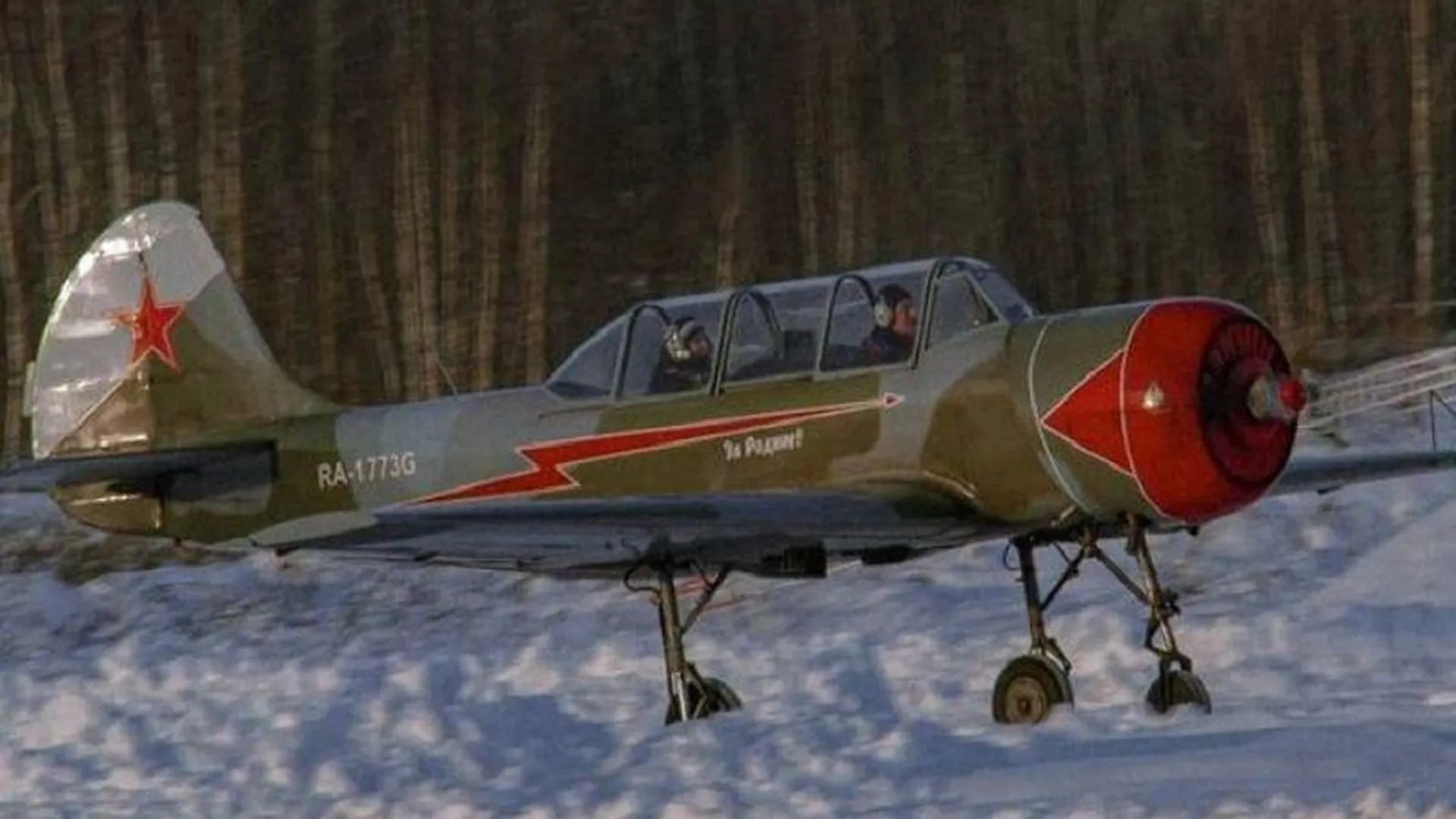 Победительница розыгрыша «Русских Витязей» испытала перегрузку, взмыв в небо с летчиком-снайпером