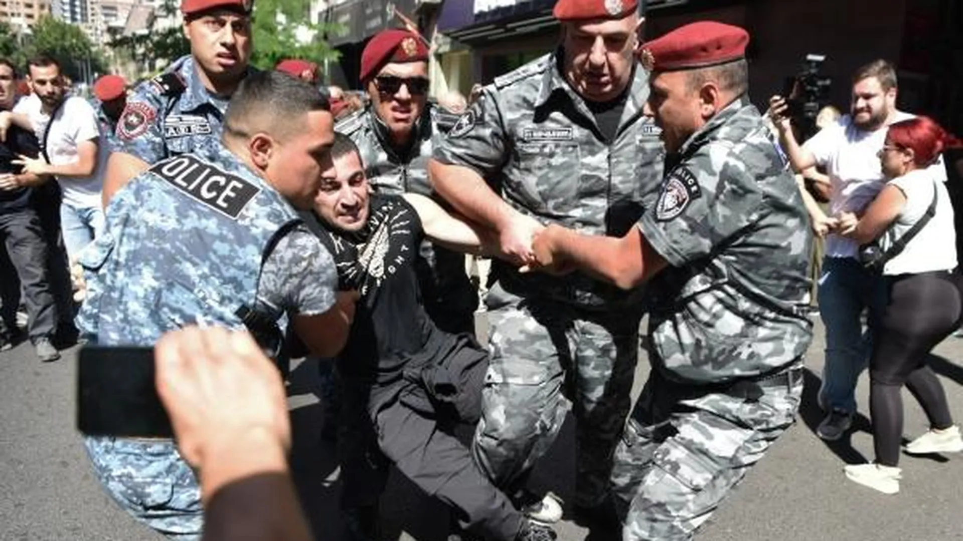 Более 130 участников акции протеста задержали в Ереване