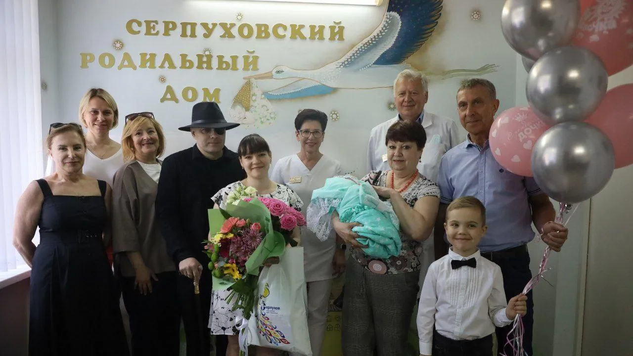 В Серпухове бойца СВО и его супругу поздравили с рождением дочери