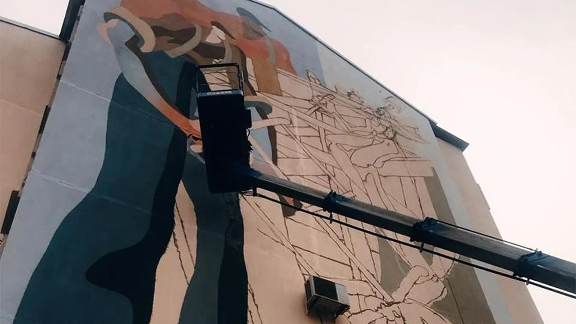 Художник из Серпухова нарисовал самые большие граффити на фестивале в Астрахани