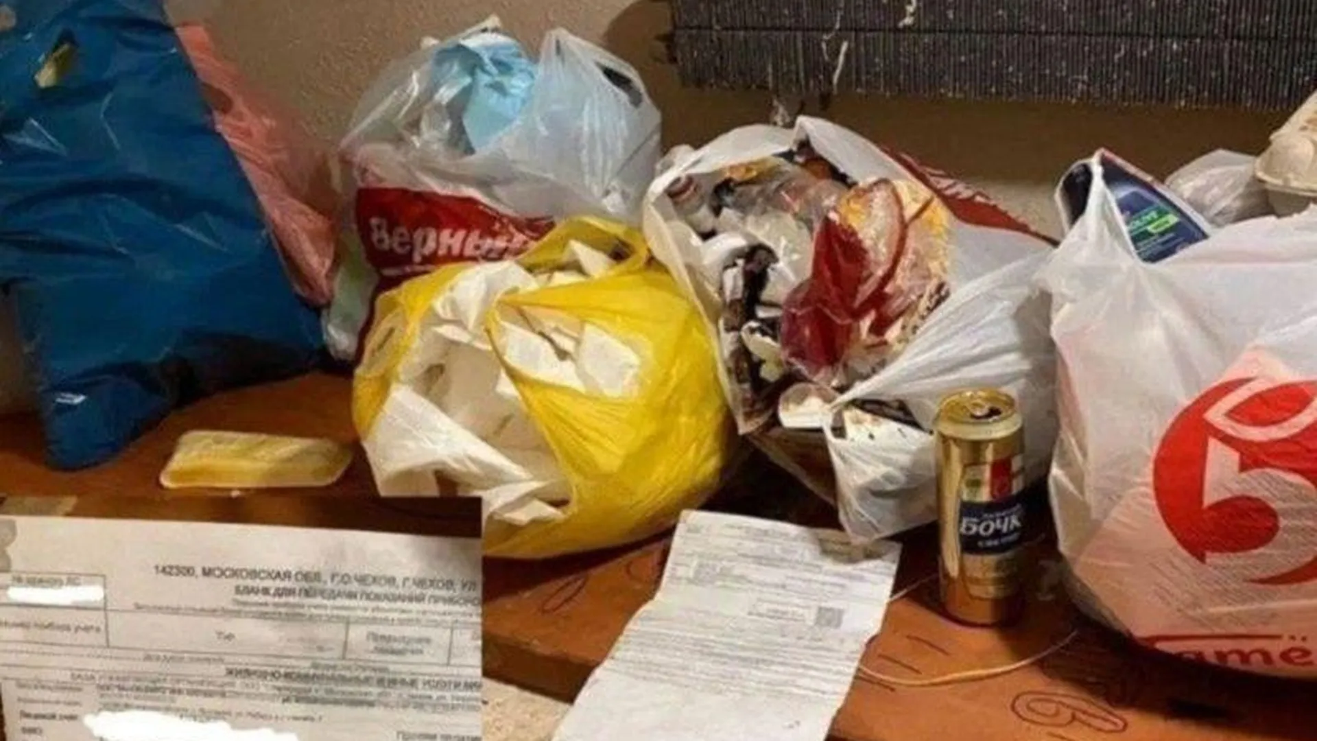 Жителя, выкидывающего мусор прямо в подъезде, вычислили в Чехове