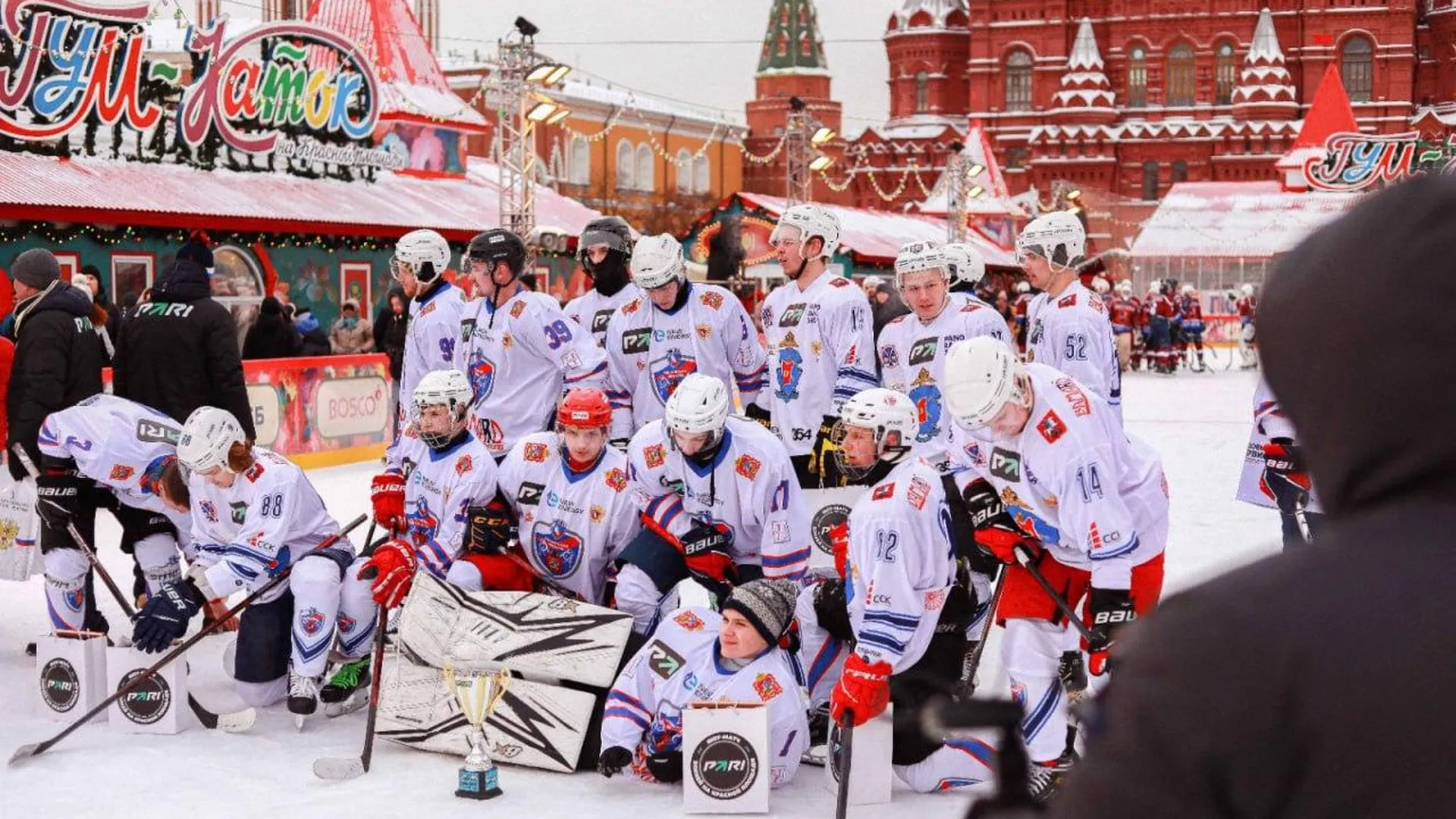 В «Шоу-матче на Красной площади»  участвовали звезды хоккея, шоу-бизнеса и студенты из Красногорска