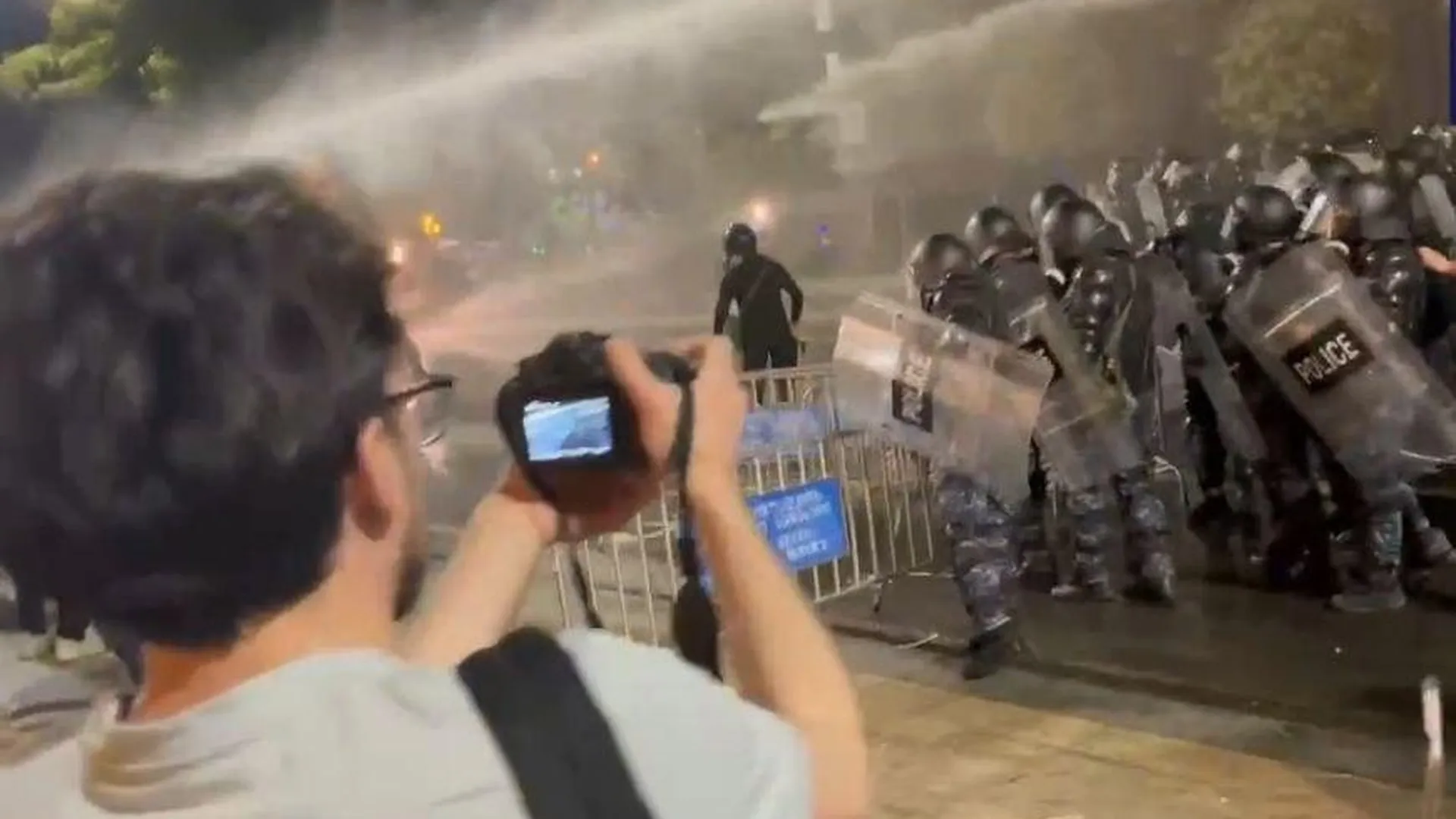 Спецназ начал применять резиновые пули для разгона акции протеста в Тбилиси у здания парламента