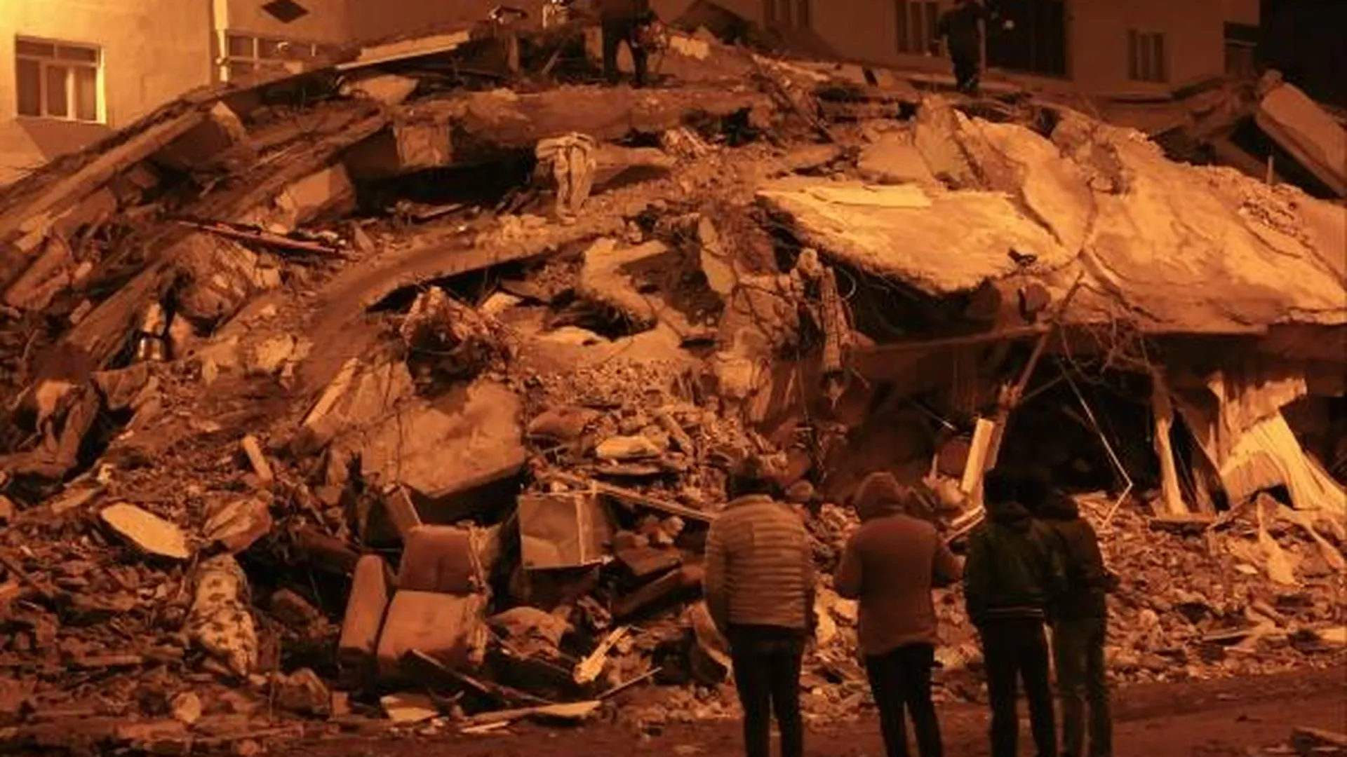 Спасательные работы на месте разрушенного в результате землетрясения здания в турецком городе Диярбакыр