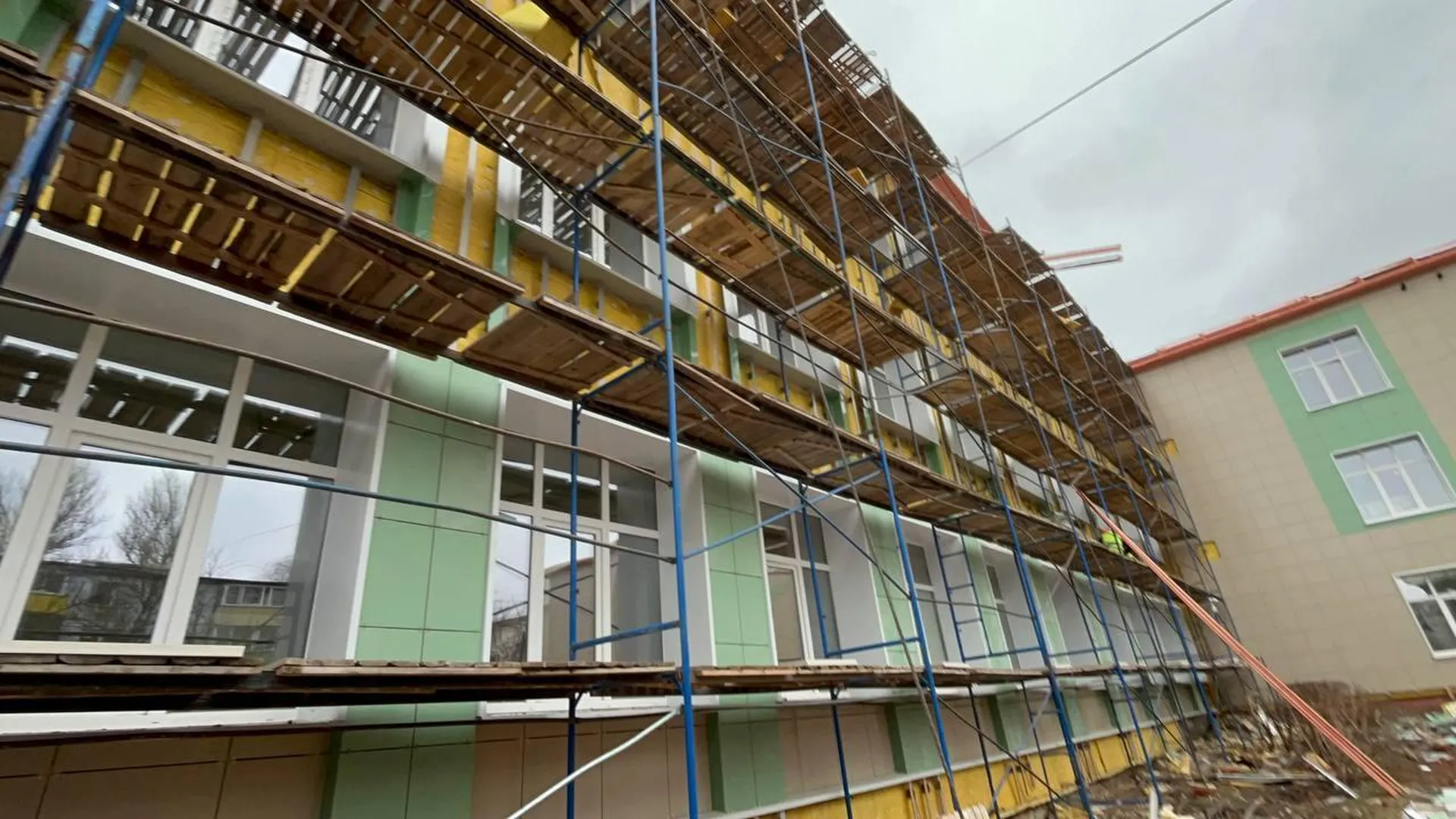 Капитальный ремонт продолжают осуществлять в здании образовательного центра в Ногинске