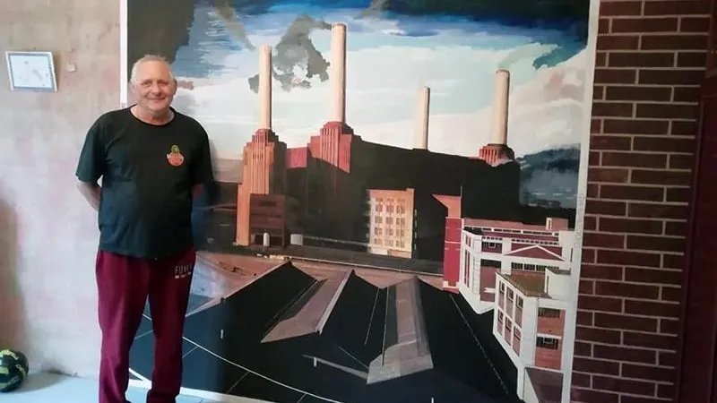 Водитель автобуса из Балашихи украсил стены своими рисунками из альбомов Pink Floyd