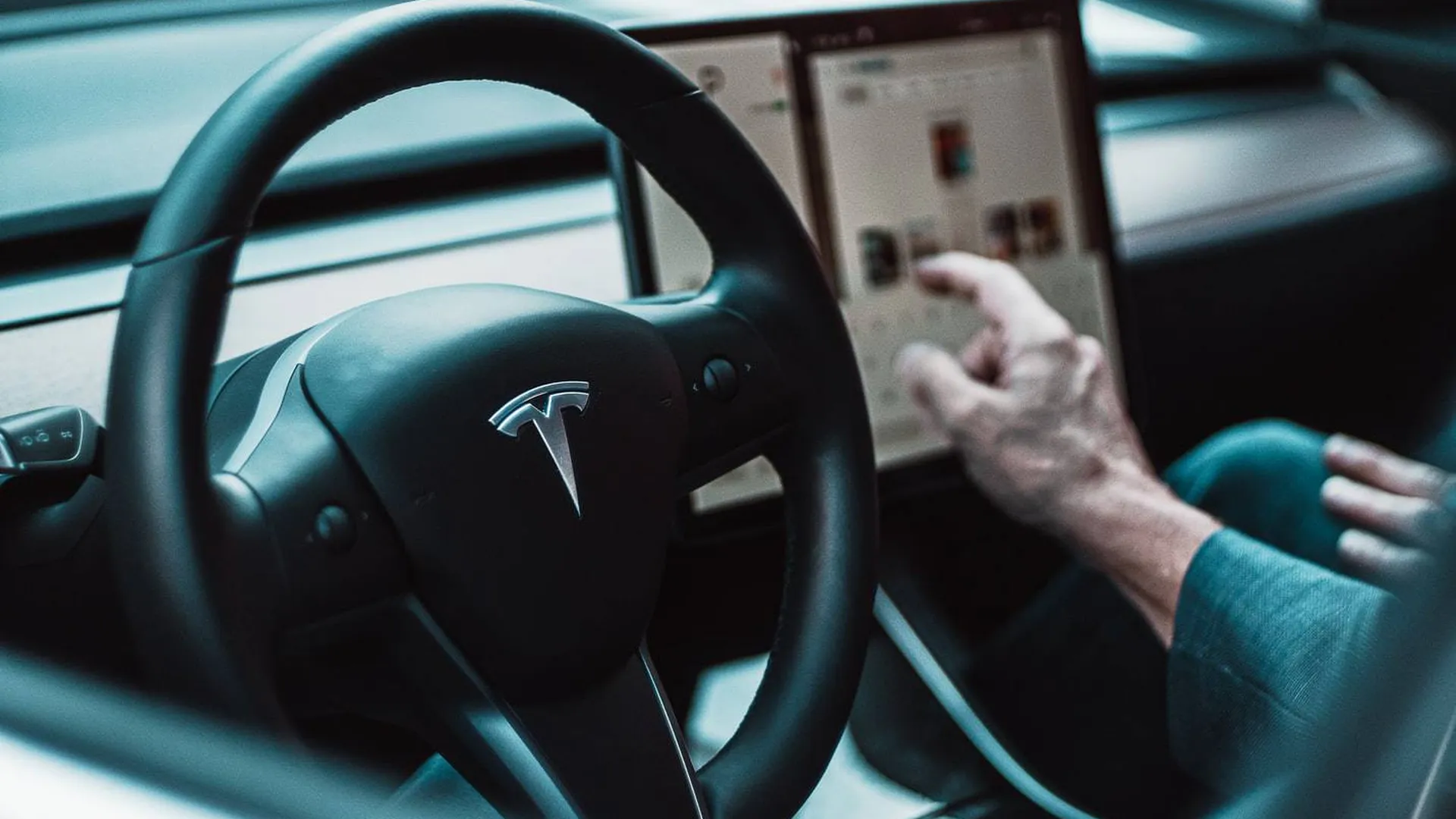 Tesla придет на российский рынок. Но будут ли покупать электрокары?