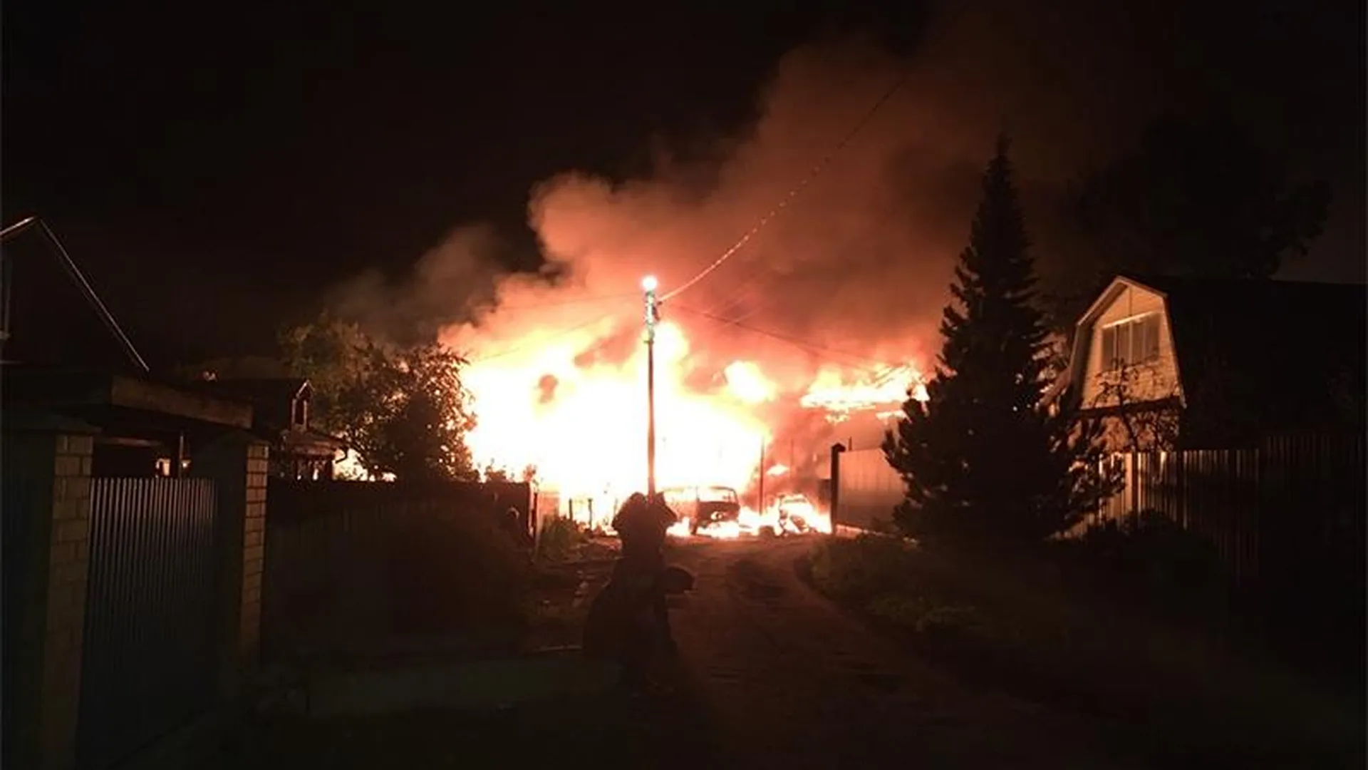 Три дома одновременно сгорели в Обухово 