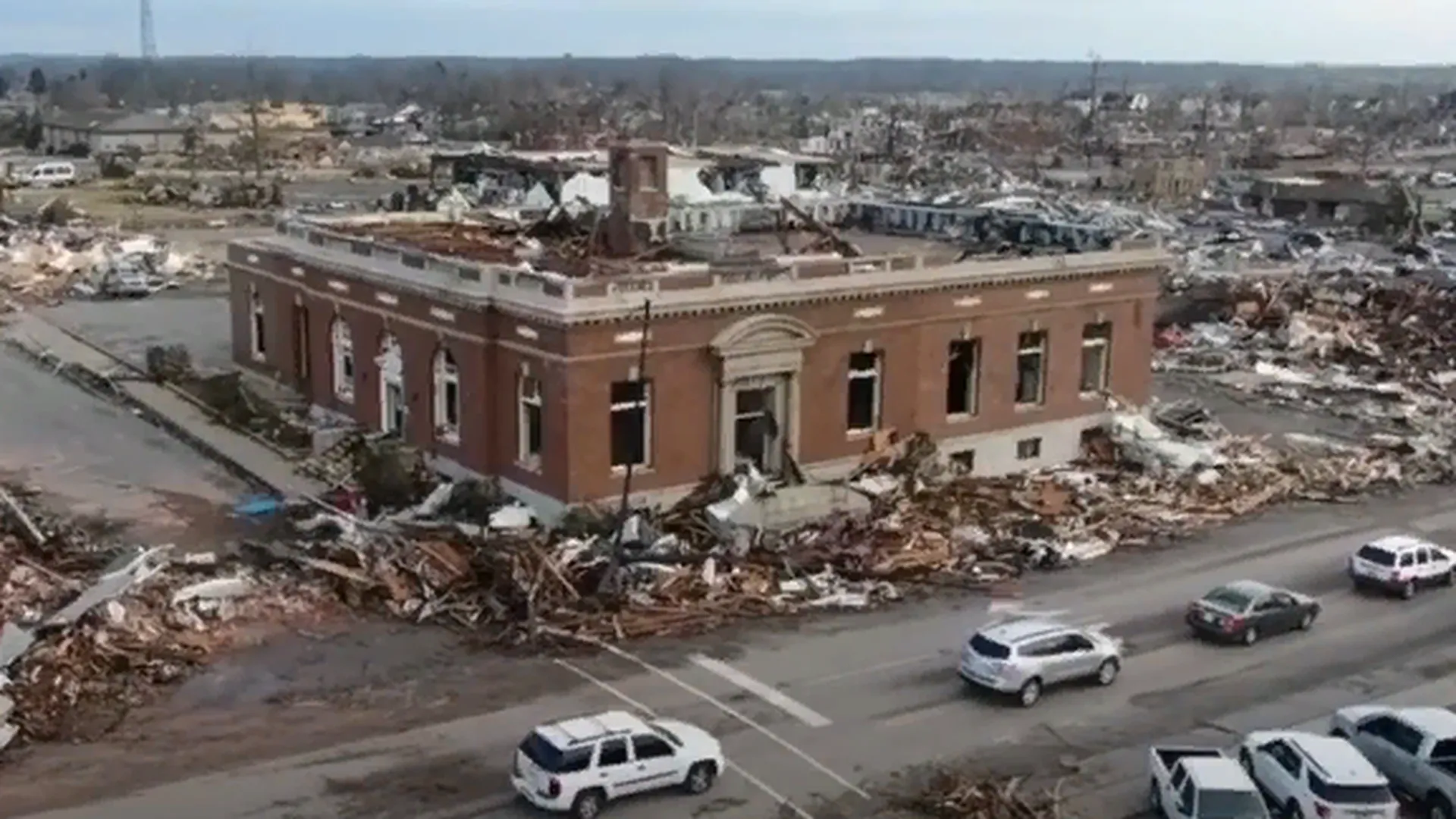 Сильный смерч. Почему ураганы только в америке. Торнадо в сша 11 декабря 2021. Торнадо декабрь 2021. Торнадо в сша 2021.