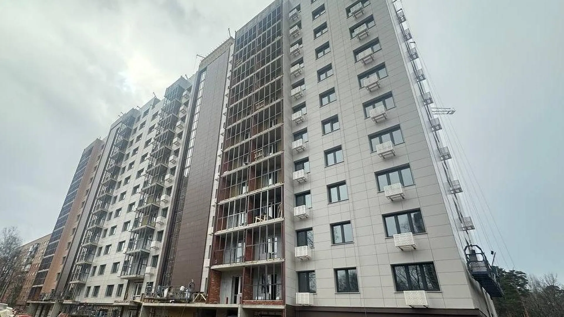 Строительство дома для переселенцев из аварийного жилья завершается в Красногорске