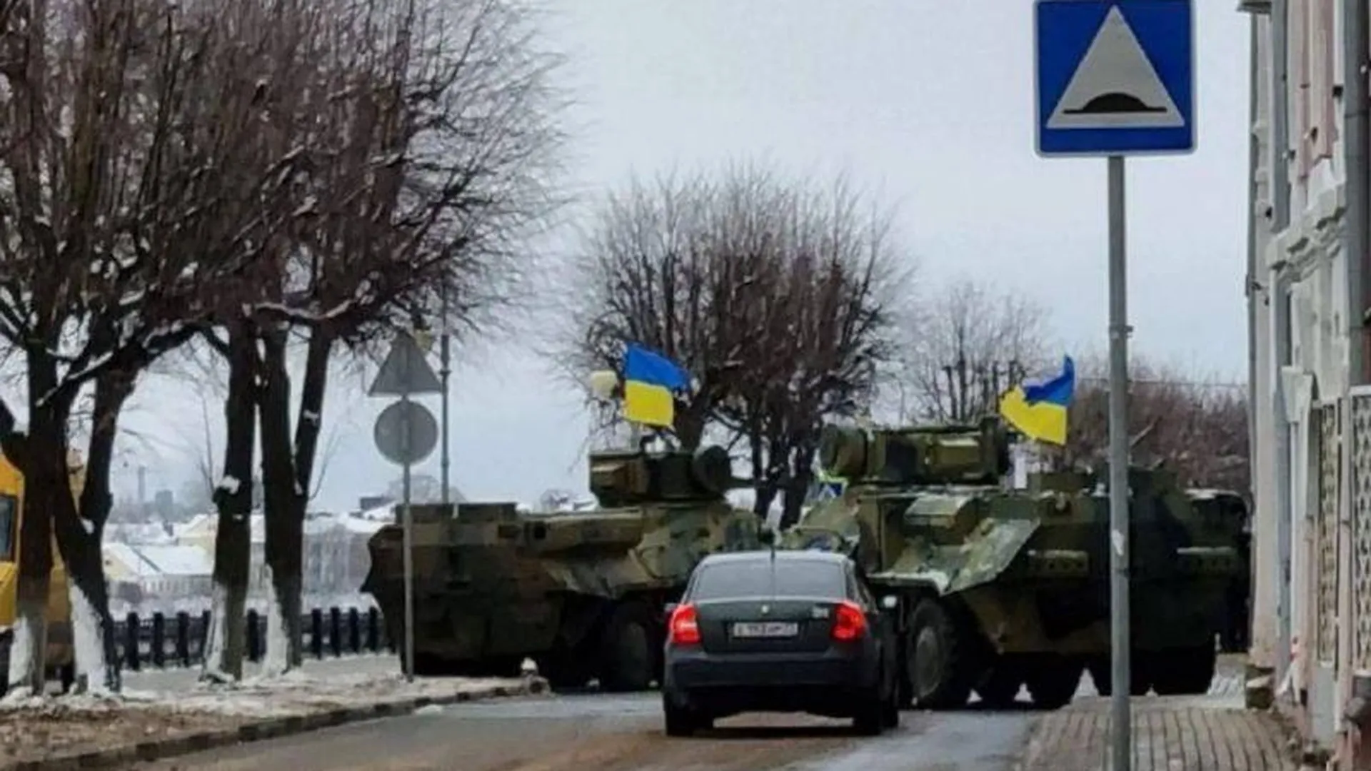 Жителей Твери напугали военной техникой с украинскими флагами