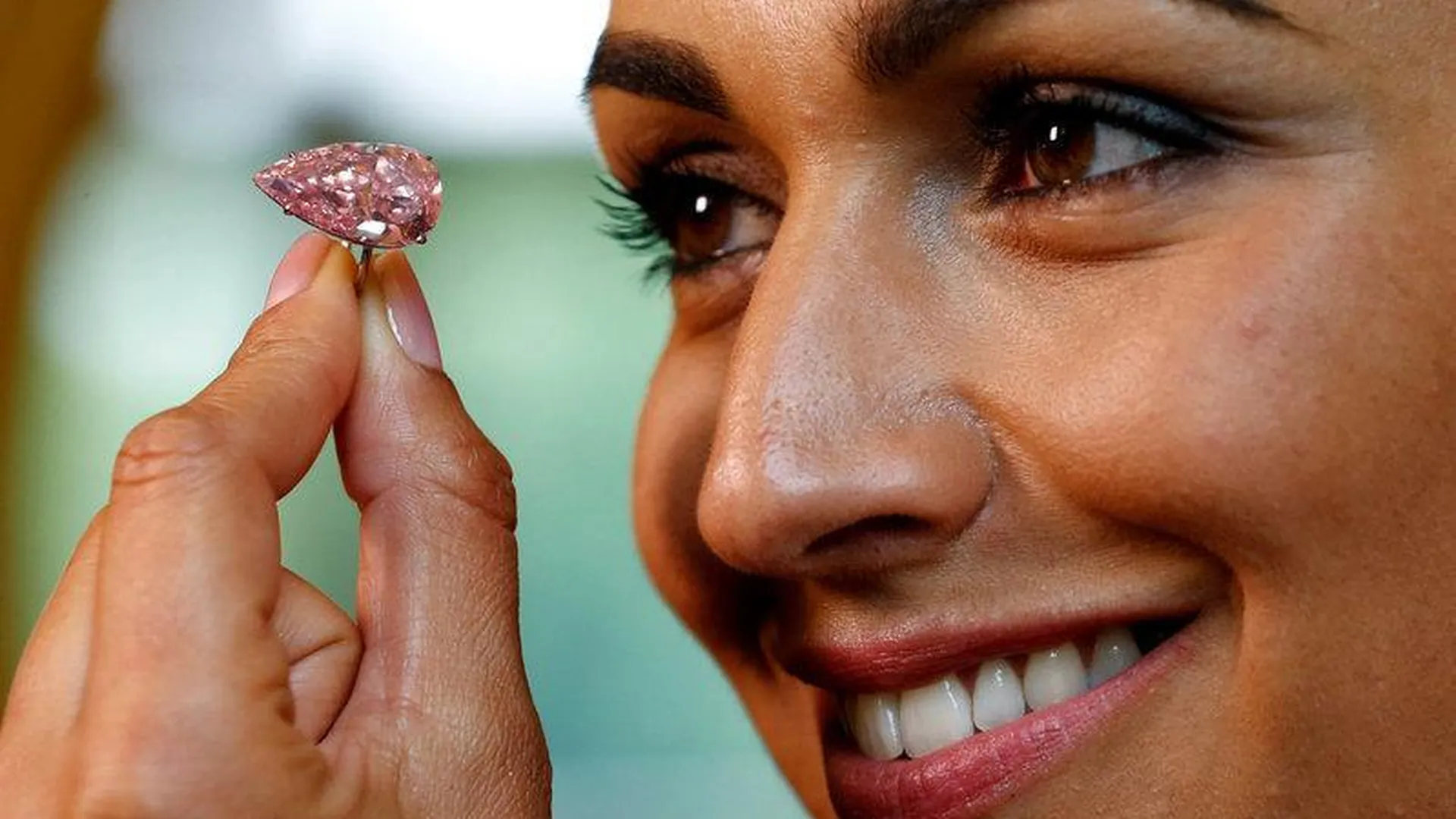 Самый большой в мире розовый бриллиант продали за $31,5 млн
