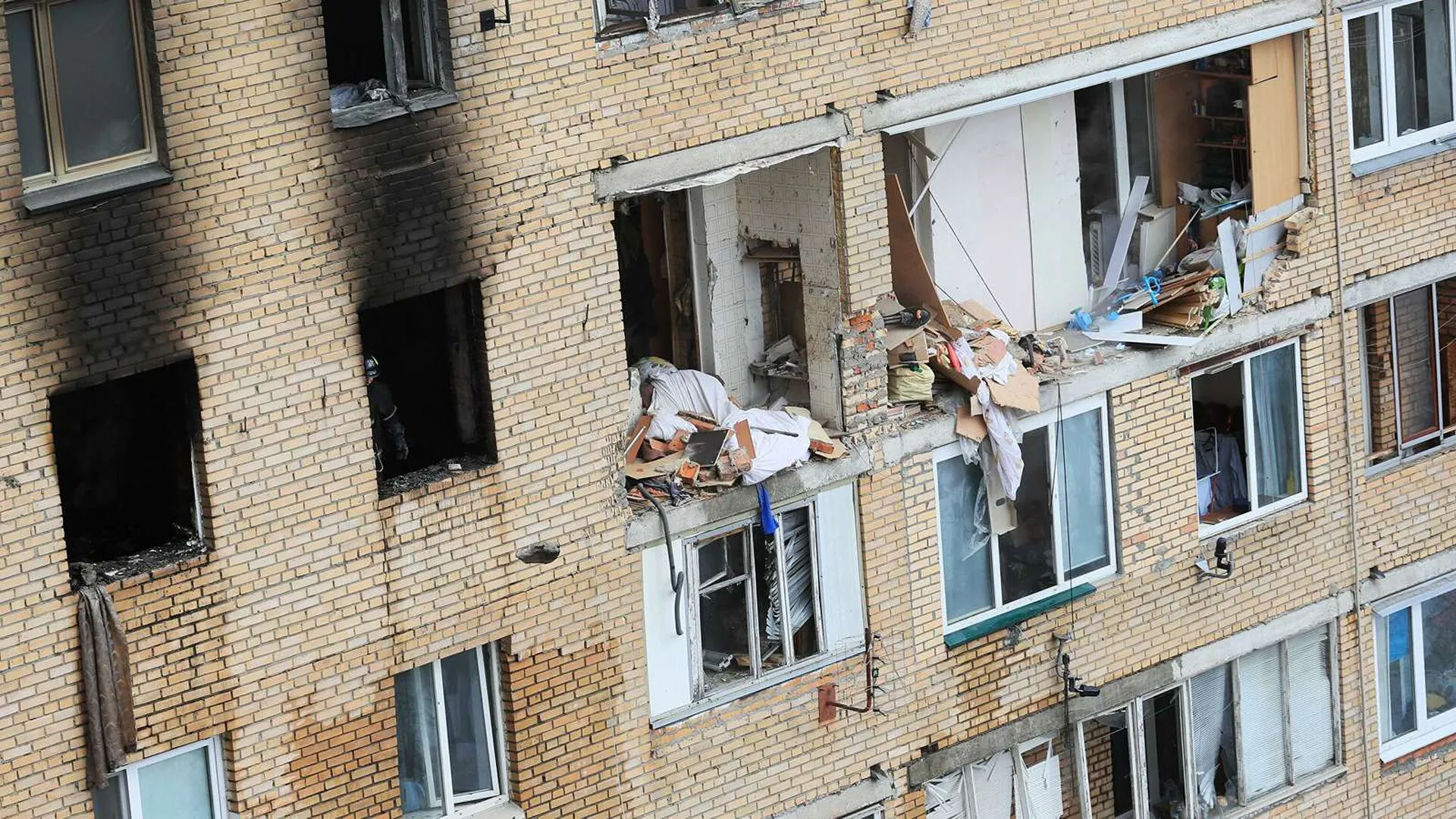 Жителям поврежденного взрывом дома в Химках компенсируют затраты на аренду квартир