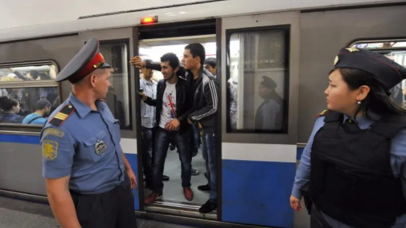 Пьяный пассажир с пистолетом угрожал полиции в столичном метро