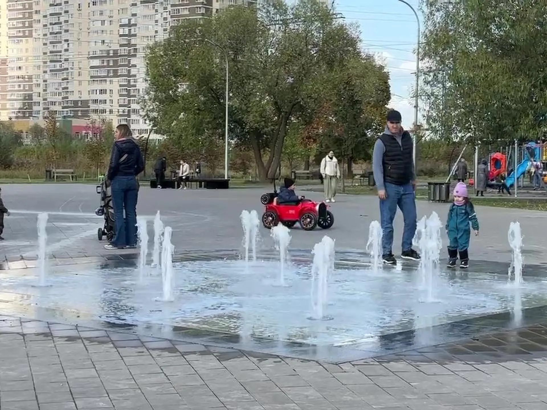 «Сухой» фонтан открылся в парке за деловым комплексом «Мир» в Реутове