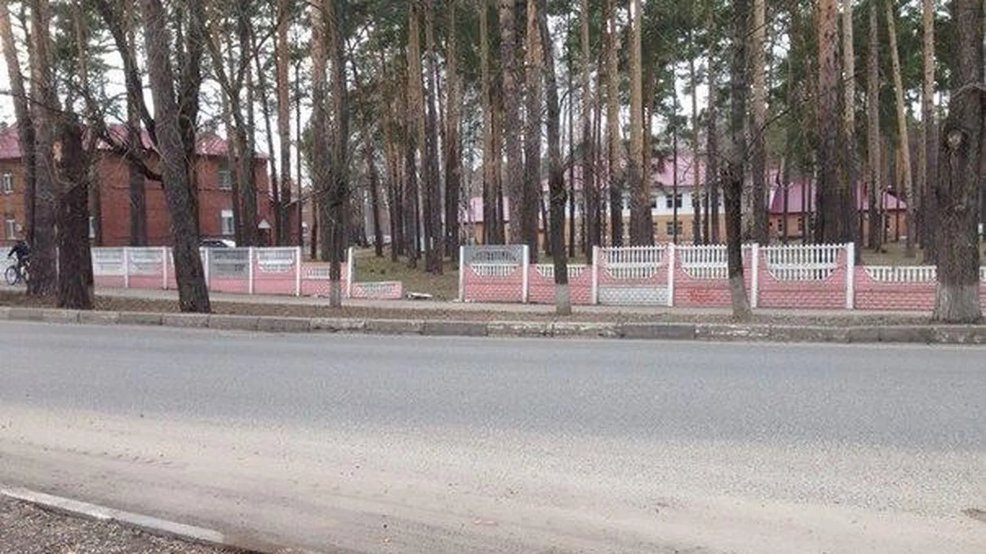 Жители Шатуры жалуются на полуразрушенный забор больницы