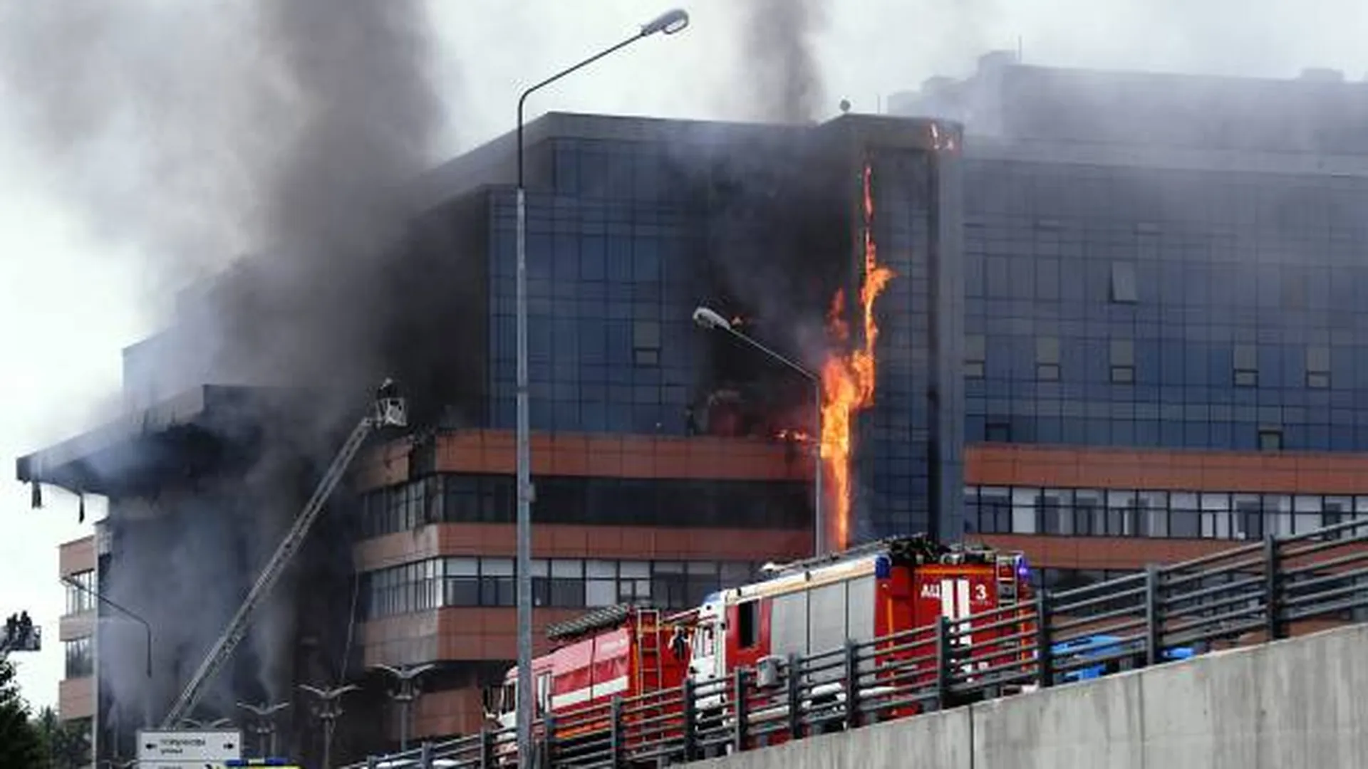 «Мы не сразу поняли, что здание горит». Сотрудник БЦ в Москве — о пожаре