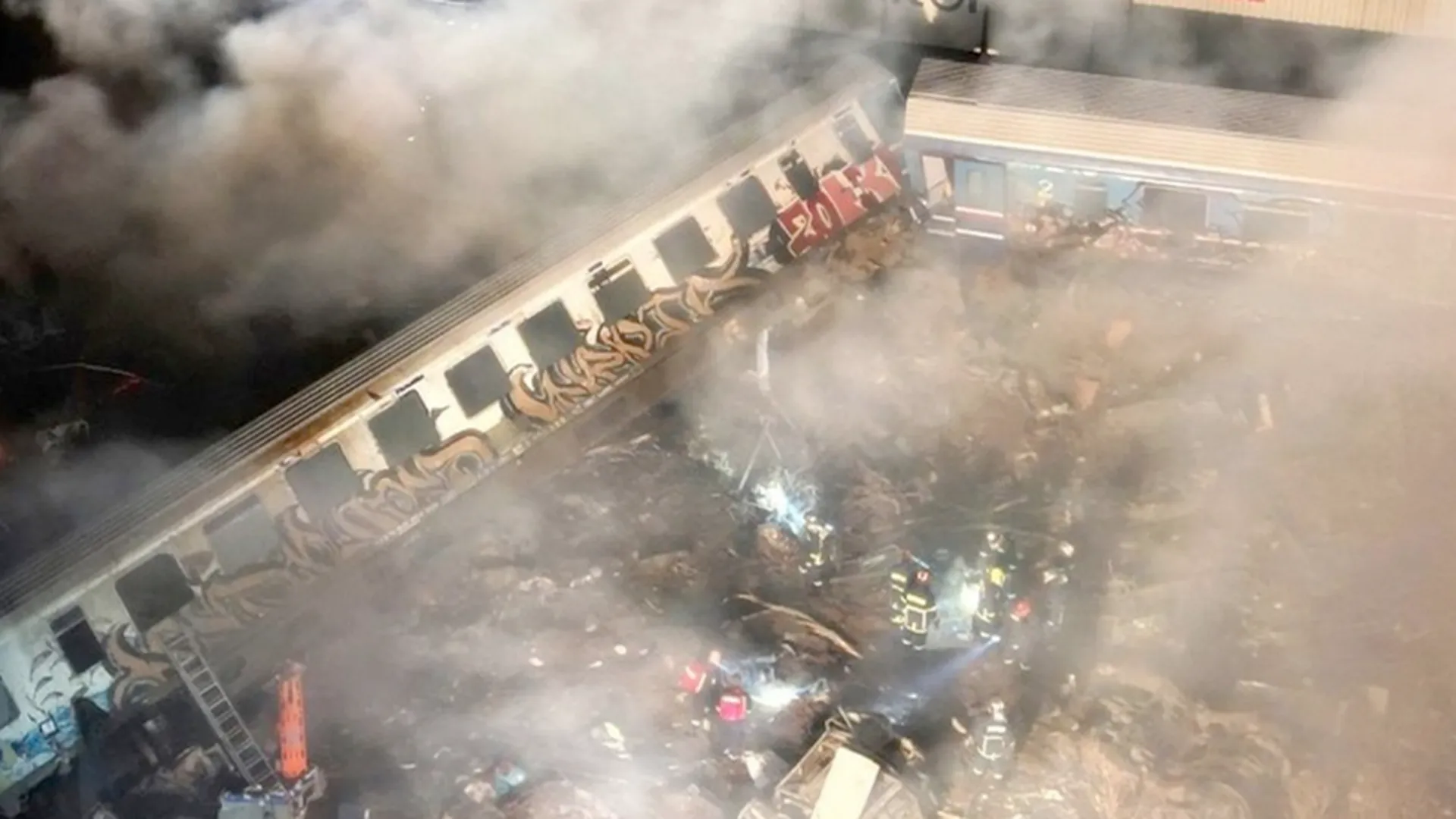 «Молюсь, чтобы виновных наказали»: жители Греции скорбят из-за трагедии с двумя поездами