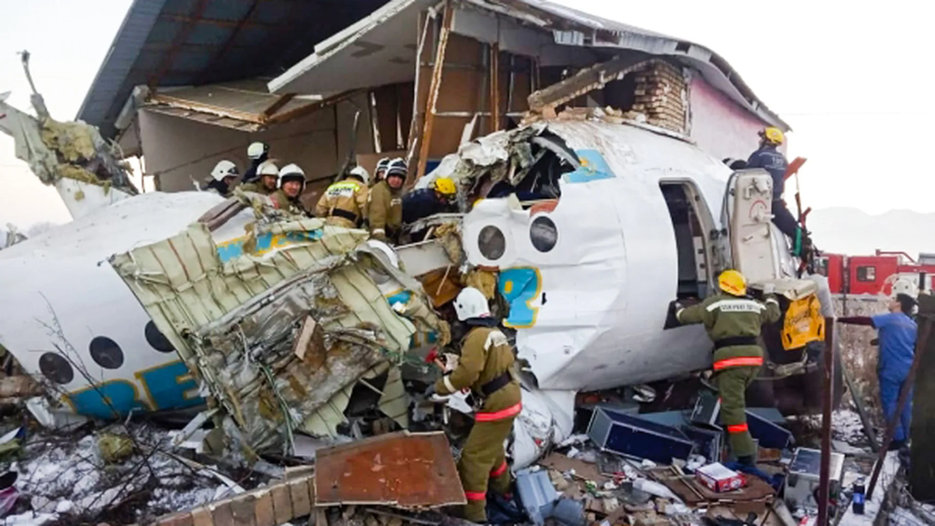 Казахстан назвал предварительную причину крушения самолета Bek Air