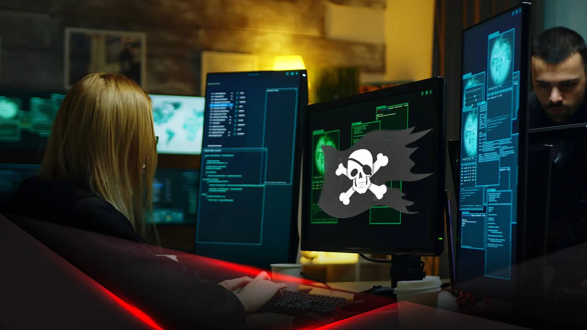 Люди сидят за компьютерами с пиратским флагом