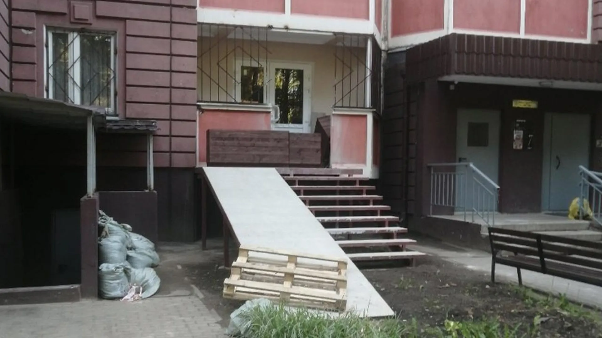 «Делает лестницу с балкона во двор»: ГЖИ проверит перепланировщика, на которого жалуются жители Балашихи