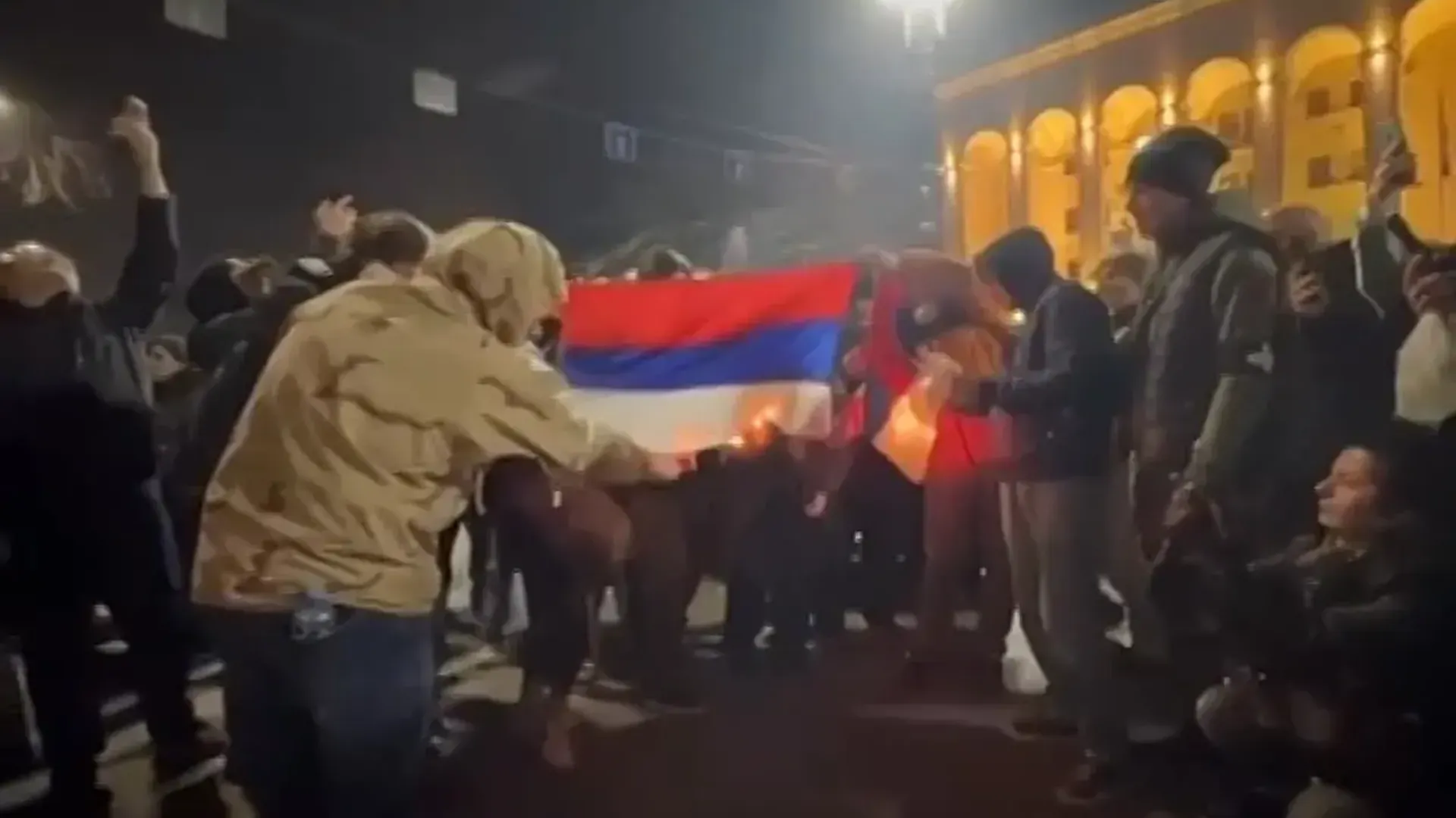 РИА Новости: беснующаяся толпа в центре Тбилиси не смогла поджечь флаг России