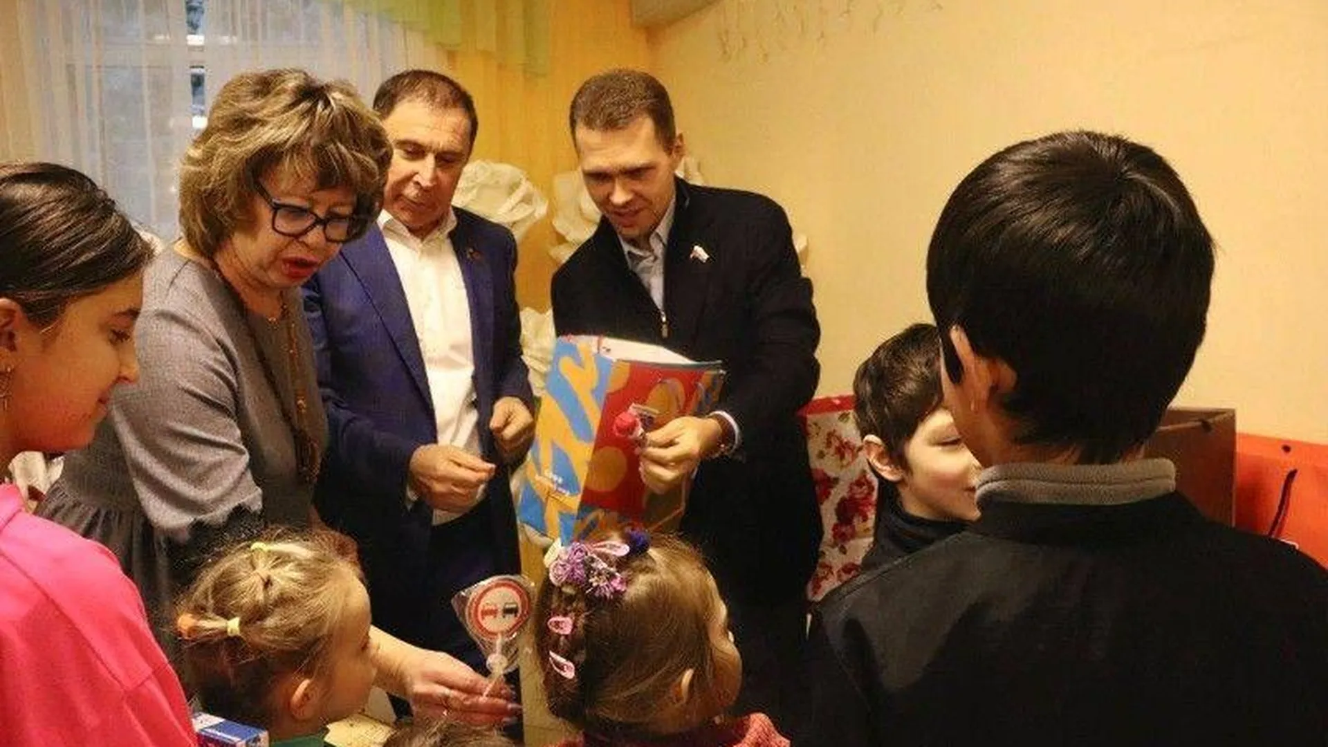 Никита Чаплин поздравил детей Донбасса, находящихся в Зарайске, с наступающим Новым годом