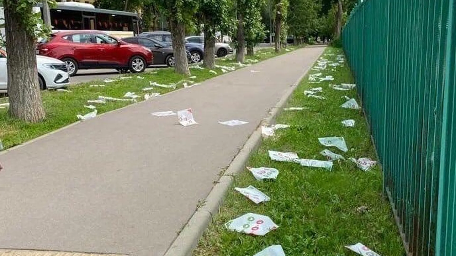 Велосипедисты, разбросавшие десятки бумажек от бургеров, разозлили жителей Щелково